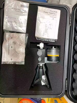Fluke 700HTPK2 Hydraulic Test Pressure Kit with 10,000 psi 690 bar Range and Hard Case Protection