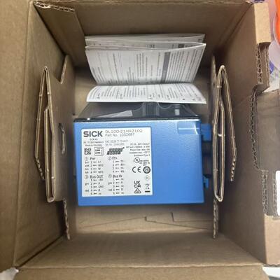 Αισθητήρας απόστασης εσωτερικού αντανακλαστικού Sick DL100-21HA2102 με ανάλυση 0,1 mm